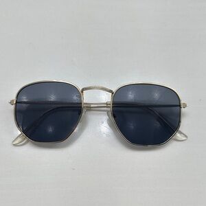 Stylish Square Sunglasses with Dark Lenses